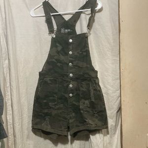 Mid rise Camo button up over-all’s
